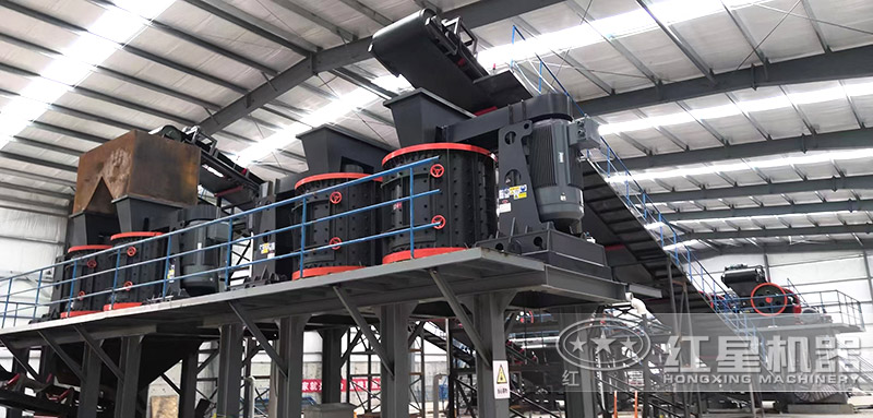 復(fù)合式破碎機作業(yè)現(xiàn)場，多臺設(shè)備搭配