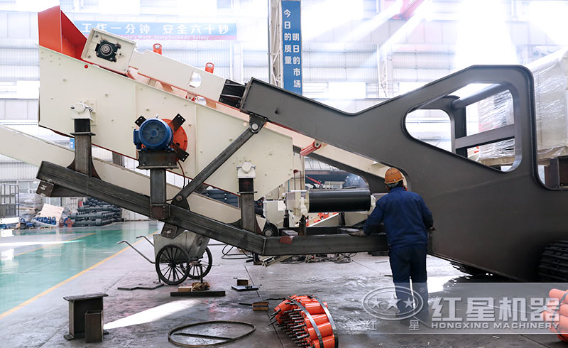 紅星移動(dòng)片石破碎機(jī)自主生產(chǎn)，節(jié)省成本