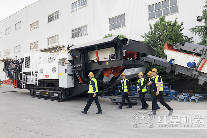 煤炭破碎機(jī)價(jià)格實(shí)惠，客戶來(lái)廠考察