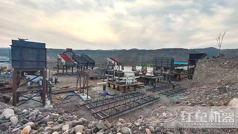 砂石場(chǎng)生產(chǎn)線(xiàn)安裝現(xiàn)場(chǎng)
