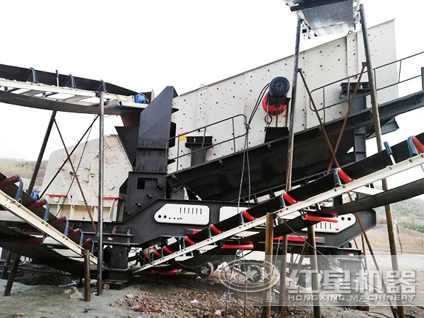 車載移動石子破碎機(jī)現(xiàn)場近景