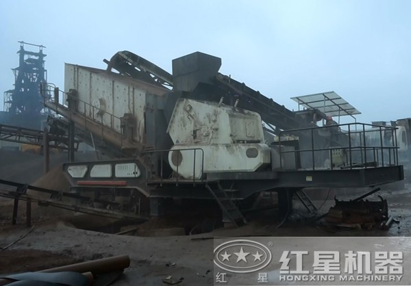 移動(dòng)反擊式破碎站破碎建筑垃圾現(xiàn)場(chǎng)圖 移動(dòng)反擊式破碎站破碎建筑垃圾現(xiàn)場(chǎng)圖