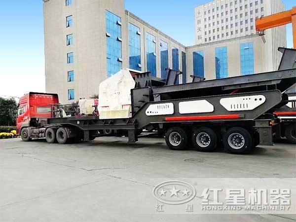 車頭牽引下正在移動的車載式流動打砂機(jī)