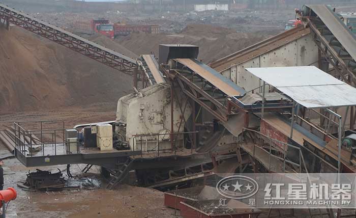 建筑垃圾用移動式磕石機(jī)現(xiàn)場