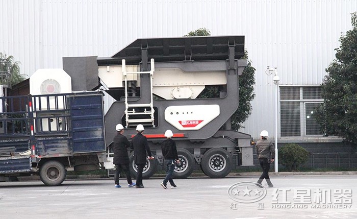 用戶到廠參觀輪胎移動(dòng)破碎機(jī)