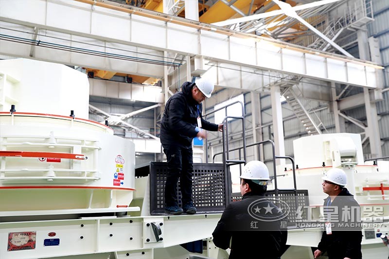 用戶(hù)到廠參觀人工打沙機(jī)