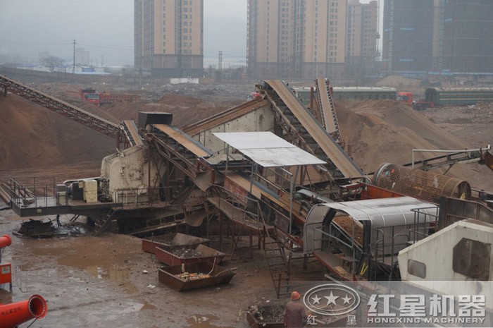 廢舊水泥塊移動式粉碎機工作現場 廢舊水泥塊移動式粉碎機工作現場