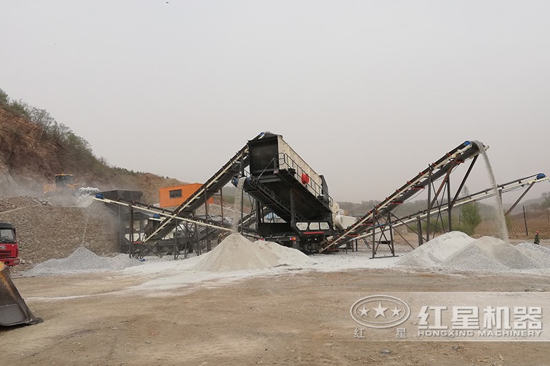 移動砂石破碎站生產(chǎn)現(xiàn)場 移動砂石破碎站生產(chǎn)現(xiàn)場