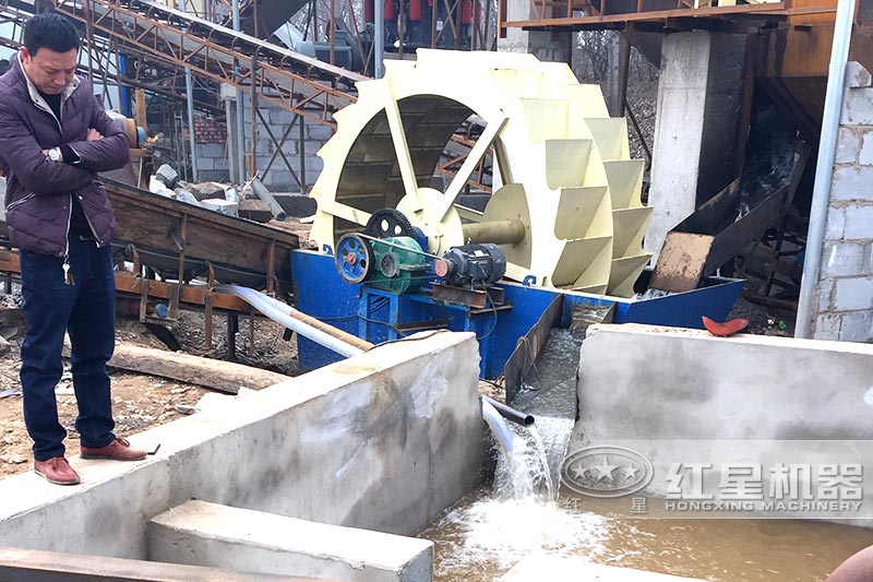 設(shè)置蓄水池，加入絮凝劑可實(shí)現(xiàn)水循環(huán)，環(huán)保