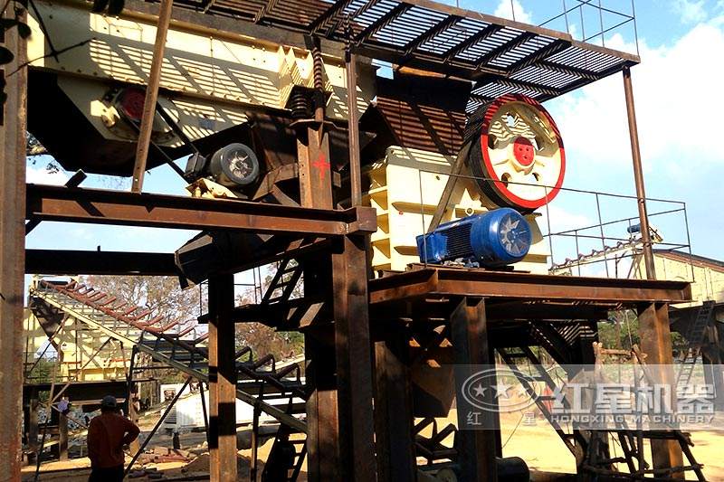 小型碎石機(jī)作業(yè)現(xiàn)場圖