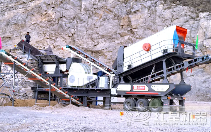 輪式自行重錘式破碎機(jī)械車作業(yè)現(xiàn)場，山東客戶，時產(chǎn)120噸