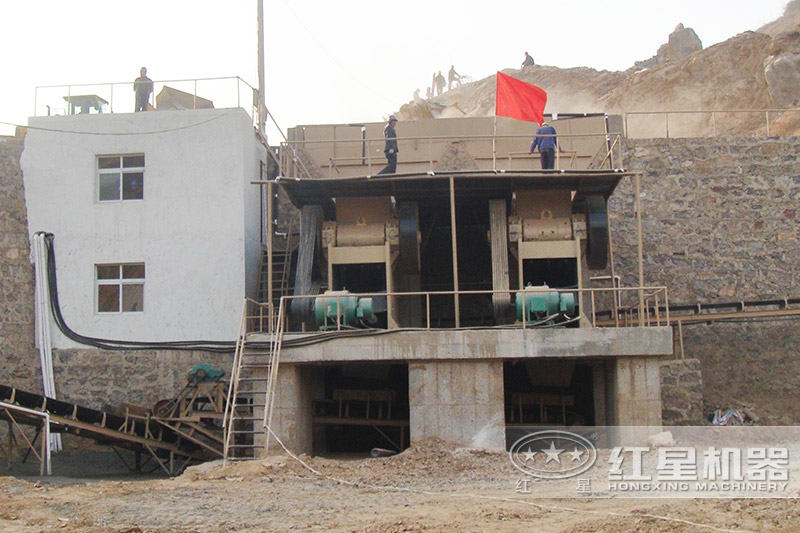 碎石機(jī)生產(chǎn)線(xiàn)現(xiàn)場(chǎng)配置兩臺(tái)大型顎破