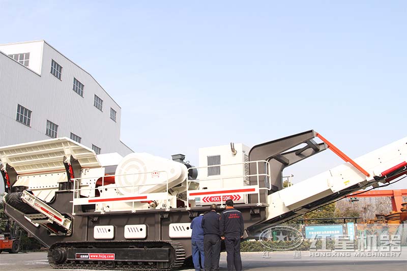 移動顎式碎沙機檢查中、準(zhǔn)備試車