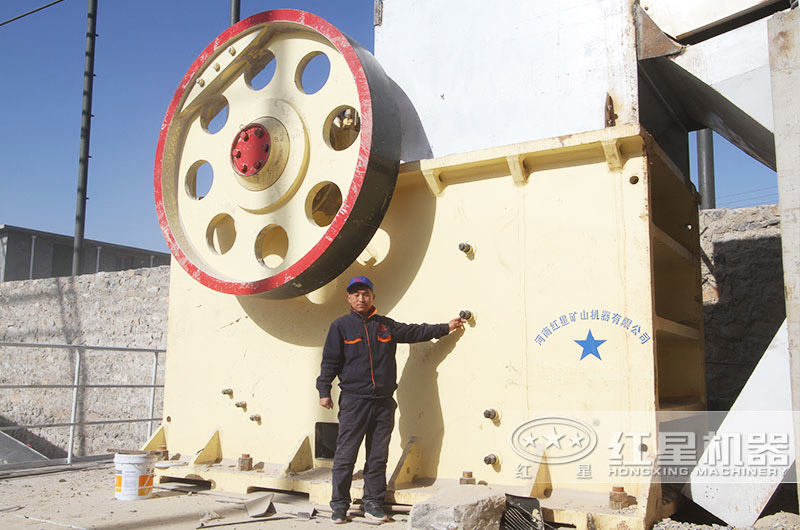 時產(chǎn)550噸顎式破碎機安裝中