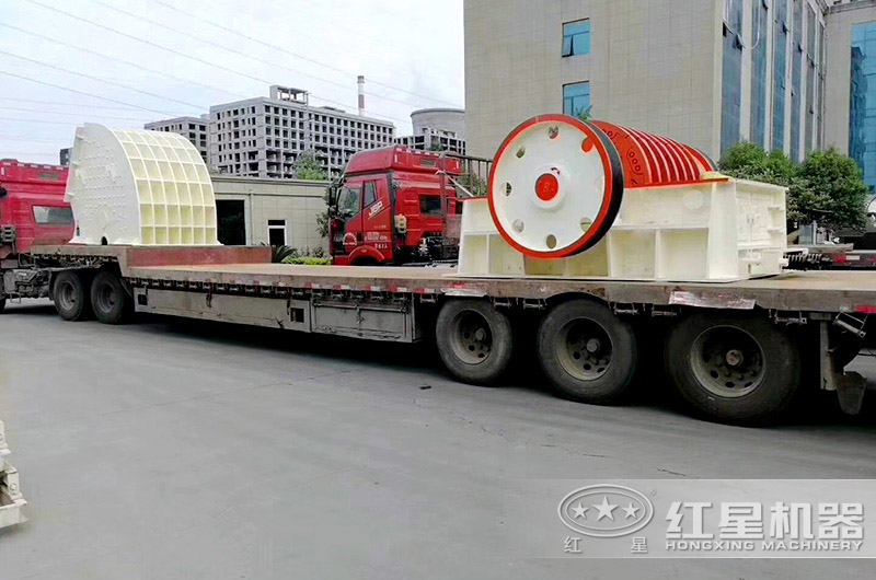 小型破碎機裝車完畢，等待發(fā)貨