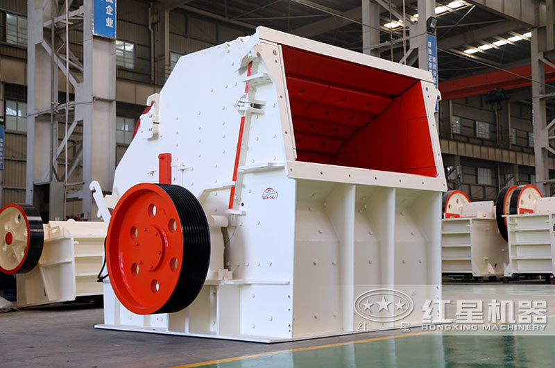 反擊式破碎機，轉(zhuǎn)子較大的轉(zhuǎn)動慣量