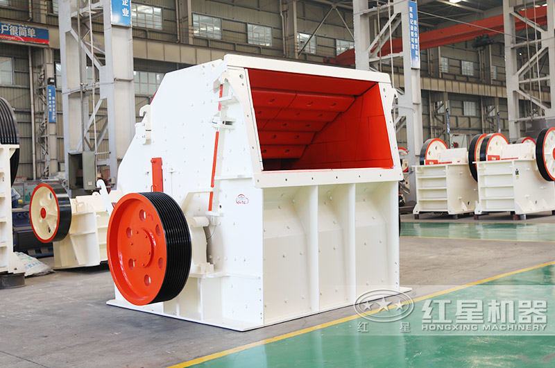 反擊式破碎機沖擊力大，石粉少