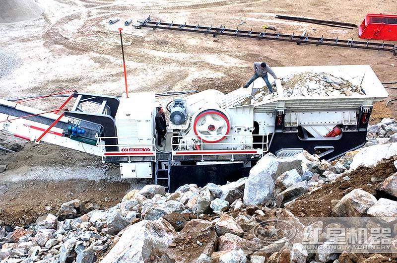 移動(dòng)式小型石子破碎機(jī)工作現(xiàn)場(chǎng)