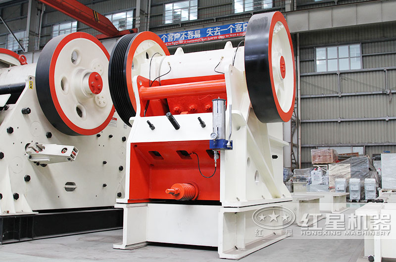 鄂式破碎機，產(chǎn)量1-2200t/h，耐磨抗沖擊